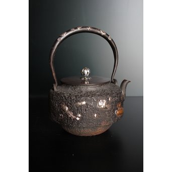 宝尽高盛銀象嵌 鉄瓶　K551 