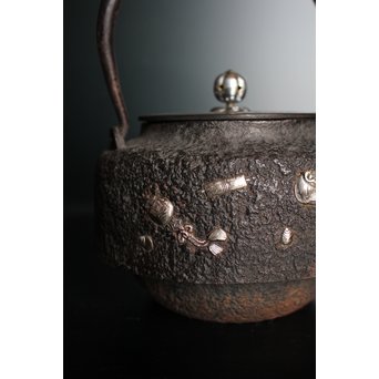 宝尽高盛銀象嵌 鉄瓶　K551 