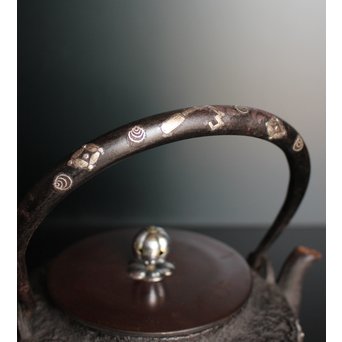 宝尽高盛銀象嵌 鉄瓶　K551 