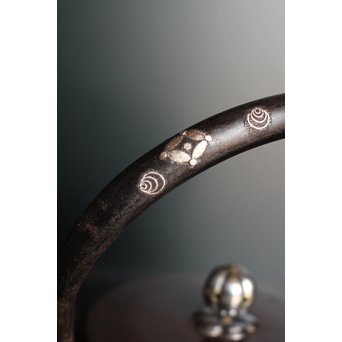 宝尽高盛銀象嵌 鉄瓶　K551 