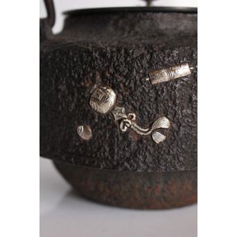 宝尽高盛銀象嵌 鉄瓶　K551 