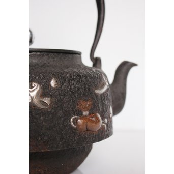 宝尽高盛銀象嵌 鉄瓶　K551 