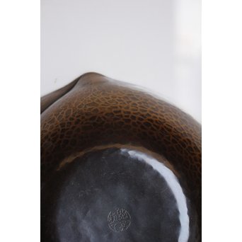 猩々堂紹美造 黄銅鎚起 桃式白金箔 菓子器　K567 