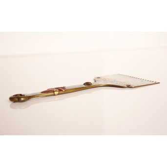 内山大介一族 長芳作 鍍金高盛銀赤銅象嵌 落葉虫 黄銅灰匙/灰ならし　H499 