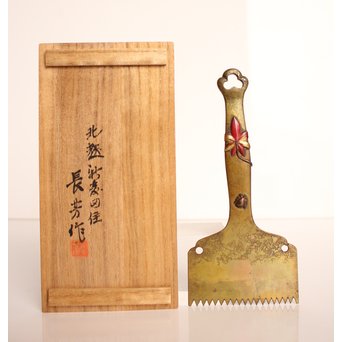 内山大介一族 長芳作 鍍金高盛銀赤銅象嵌 落葉虫 黄銅灰匙/灰ならし　H499