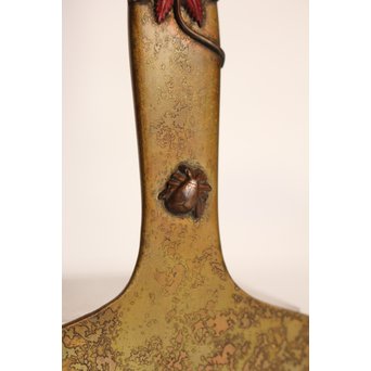 内山大介一族 長芳作 鍍金高盛銀赤銅象嵌 落葉虫 黄銅灰匙/灰ならし　H499 