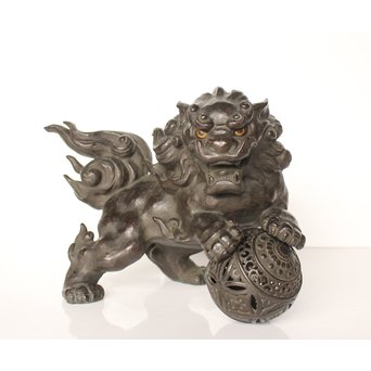 市岡紫雲 玉獅子置物　M017