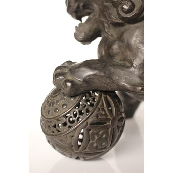 市岡紫雲 玉獅子置物　M017 