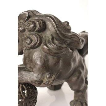 市岡紫雲 玉獅子置物　M017 