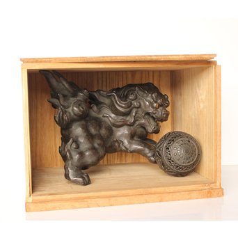 市岡紫雲 玉獅子置物　M017 