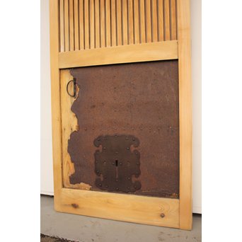 侘朽ちた鉄板 細身格子蔵戸　W588 