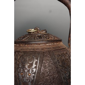 金龍堂大國/大国造 特別底款 日ノ丸形象嵌入饕餮紋鉄瓶　M047 