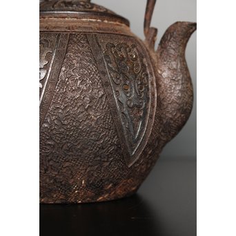 金龍堂大國/大国造 特別底款 日ノ丸形象嵌入饕餮紋鉄瓶　M047 