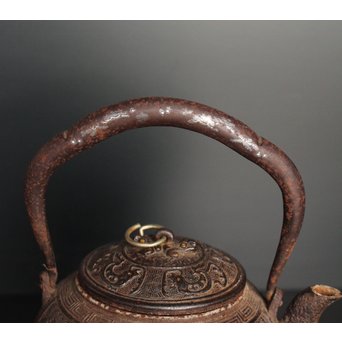 金龍堂大國/大国造 特別底款 日ノ丸形象嵌入饕餮紋鉄瓶　M047 