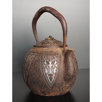 金龍堂大國/大国造 特別底款 日ノ丸形象嵌入饕餮紋鉄瓶　M047 