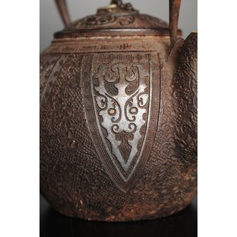 金龍堂大國/大国造 特別底款 日ノ丸形象嵌入饕餮紋鉄瓶　M047 