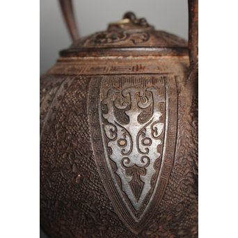 金龍堂大國/大国造 特別底款 日ノ丸形象嵌入饕餮紋鉄瓶　M047 