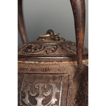 金龍堂大國/大国造 特別底款 日ノ丸形象嵌入饕餮紋鉄瓶　M047 