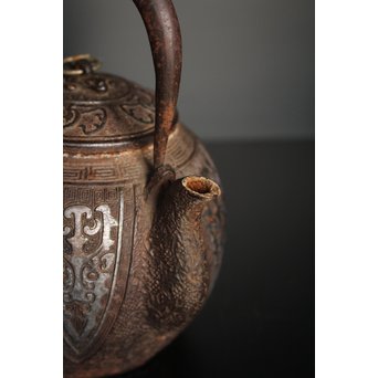 金龍堂大國/大国造 特別底款 日ノ丸形象嵌入饕餮紋鉄瓶　M047 