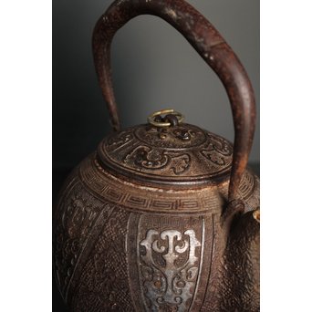 金龍堂大國/大国造 特別底款 日ノ丸形象嵌入饕餮紋鉄瓶　M047 