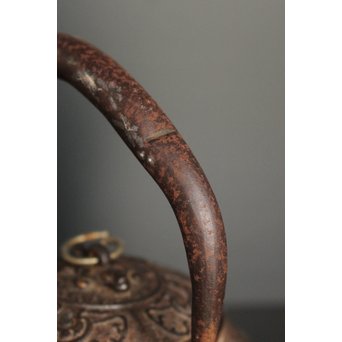 金龍堂大國/大国造 特別底款 日ノ丸形象嵌入饕餮紋鉄瓶　M047 