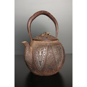 金龍堂大國/大国造 特別底款 日ノ丸形象嵌入饕餮紋鉄瓶　M047 