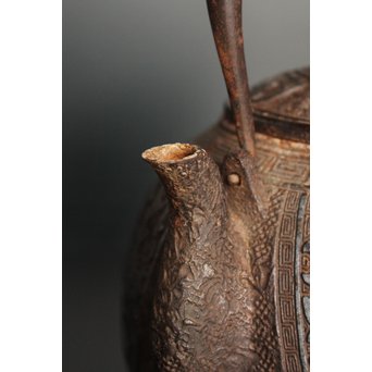 金龍堂大國/大国造 特別底款 日ノ丸形象嵌入饕餮紋鉄瓶　M047 