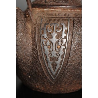 金龍堂大國/大国造 特別底款 日ノ丸形象嵌入饕餮紋鉄瓶　M047 