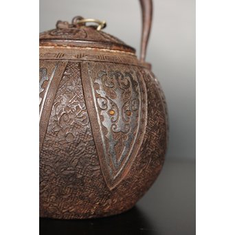 金龍堂大國/大国造 特別底款 日ノ丸形象嵌入饕餮紋鉄瓶　M047 