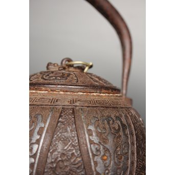 金龍堂大國/大国造 特別底款 日ノ丸形象嵌入饕餮紋鉄瓶　M047 