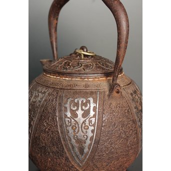 金龍堂大國/大国造 特別底款 日ノ丸形象嵌入饕餮紋鉄瓶　M047 