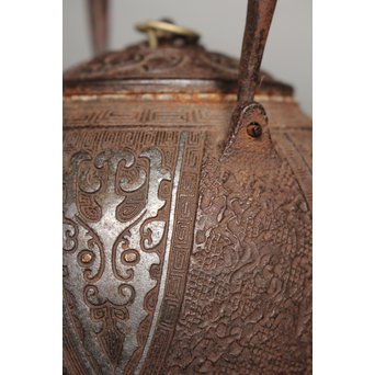 金龍堂大國/大国造 特別底款 日ノ丸形象嵌入饕餮紋鉄瓶　M047 