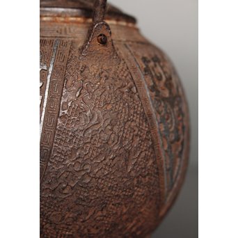 金龍堂大國/大国造 特別底款 日ノ丸形象嵌入饕餮紋鉄瓶　M047 