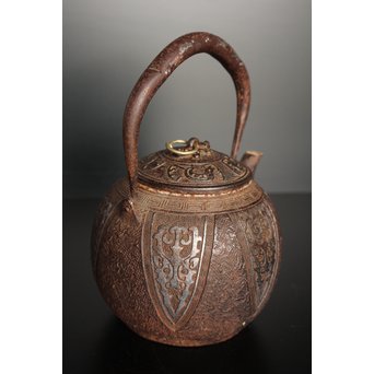 金龍堂大國/大国造 特別底款 日ノ丸形象嵌入饕餮紋鉄瓶　M047 