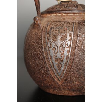 金龍堂大國/大国造 特別底款 日ノ丸形象嵌入饕餮紋鉄瓶　M047 