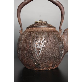 金龍堂大國/大国造 特別底款 日ノ丸形象嵌入饕餮紋鉄瓶　M047 