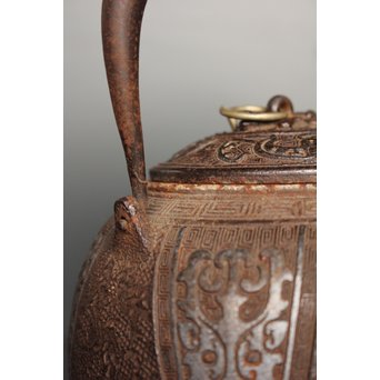 金龍堂大國/大国造 特別底款 日ノ丸形象嵌入饕餮紋鉄瓶　M047 