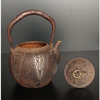 金龍堂大國/大国造 特別底款 日ノ丸形象嵌入饕餮紋鉄瓶　M047 