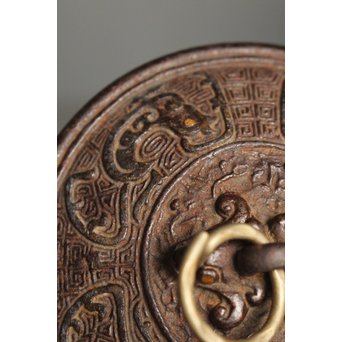 金龍堂大國/大国造 特別底款 日ノ丸形象嵌入饕餮紋鉄瓶　M047 