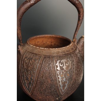 金龍堂大國/大国造 特別底款 日ノ丸形象嵌入饕餮紋鉄瓶　M047 