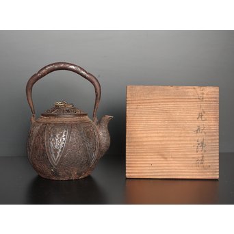 金龍堂大國/大国造 特別底款 日ノ丸形象嵌入饕餮紋鉄瓶　M047 