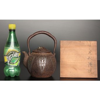 金龍堂大國/大国造 特別底款 日ノ丸形象嵌入饕餮紋鉄瓶　M047 