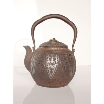 金龍堂大國/大国造 特別底款 日ノ丸形象嵌入饕餮紋鉄瓶　M047 