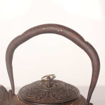 金龍堂大國/大国造 特別底款 日ノ丸形象嵌入饕餮紋鉄瓶　M047 