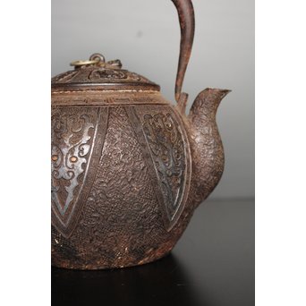 金龍堂大國/大国造 特別底款 日ノ丸形象嵌入饕餮紋鉄瓶　M047 