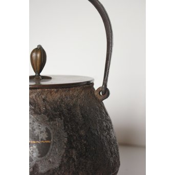 金寿堂 金銀象嵌鉄瓶　M061 