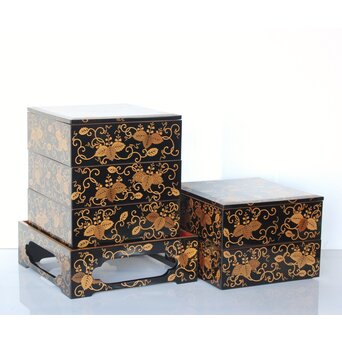 桐唐草蒔絵重箱と重台　Q027