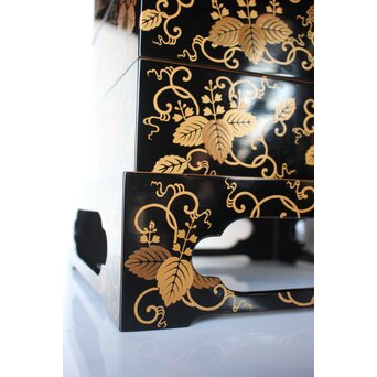 桐唐草蒔絵重箱と重台　Q027 