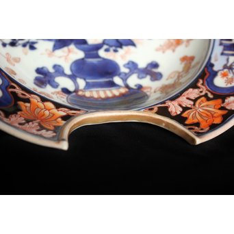 古伊万里染錦花籠文髭皿　P075 