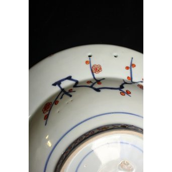 古伊万里染錦花籠文髭皿　P075 